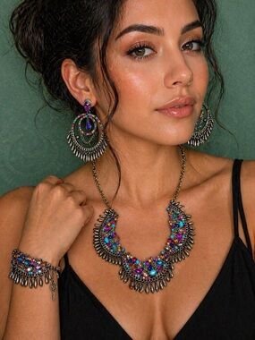 Bold Betsey Johnson necklace with matching drop earrings and bracelet! Gorgeous!